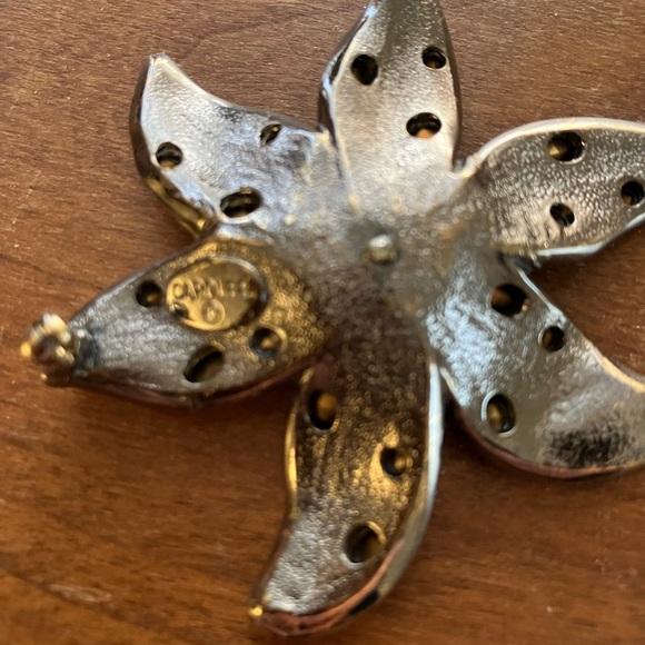 Carolee VINTAGE Swarovski Crystal Flower Brooch | Red & Pink Crystal Silver Tone - Picture 4 of 4